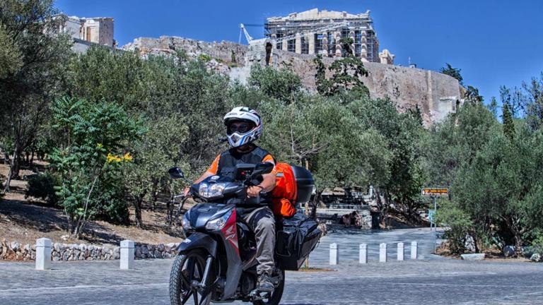 Από την Αθήνα στο Τόκιο με Honda Supra-X 125 Helmin