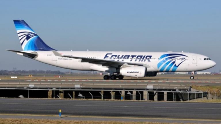 Σε εξέλιξη δραματικές διαπραγματεύσεις με τον αεροπειρατή της Egypt Air στην Κύπρο