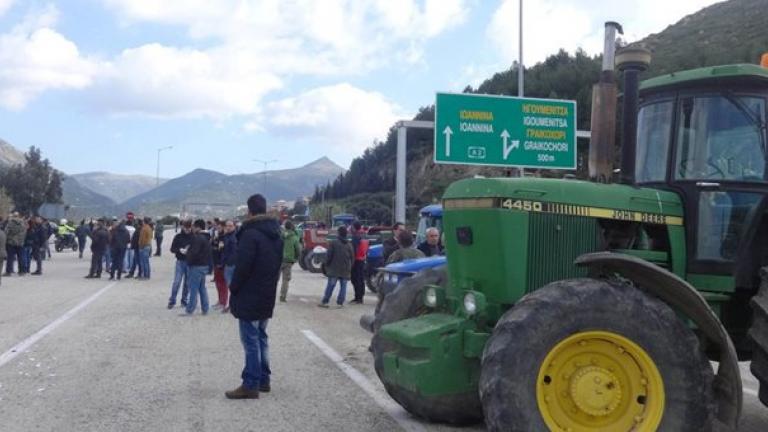 Άρτα: Κλειστός ο κόμβος της Ιονίας οδού, στη θέση Άγ. Δημήτριος, από αγρότες και κτηνοτρόφους