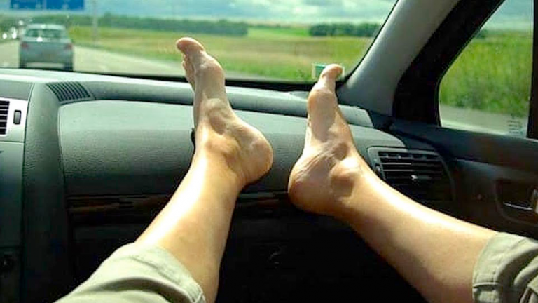 Βάζετε τα πόδια σας στο ταμπλό του αυτοκινήτου; Διαβάστε γιατί πρέπει απλά να το ξεχάσετε 