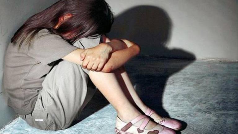 Βόλος: Κατακραυγή για τον παιδόφιλο - Τα... γυρίζει η μάνα της 14χρονης 