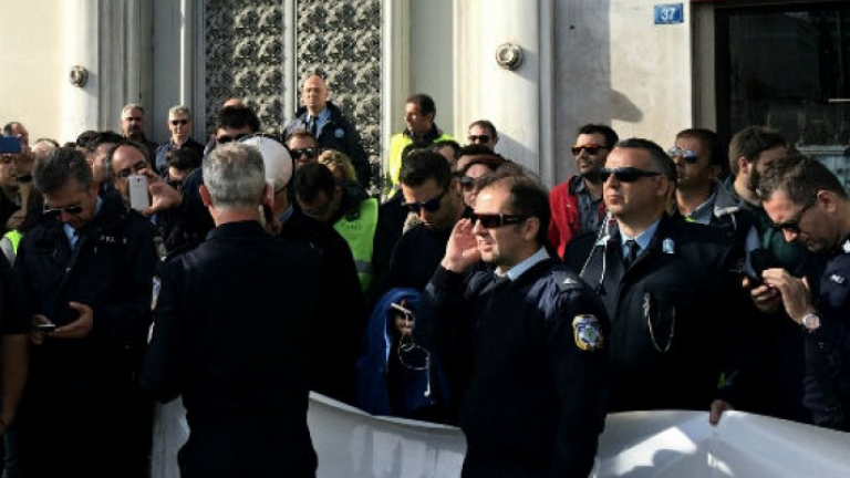 Συμβολική κατάληψη από τους ενστόλους στο γραφείο του Γ. Χουλιαράκη στο Γενικό Λογιστήριο του Κράτους