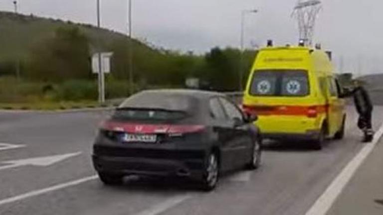 Μετανάστες απαγόρευσαν ασθενοφόρο να περάσει από κατάληψη στο δρόμο Λάρισας - Τρικάλων (video)