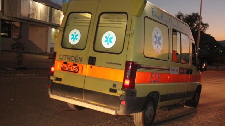 Aκινητοποιήθηκε ασθενοφόρο που επιχειρούσε να παραλάβει ασθενή στην Αγιά Λάρισας λόγω χιονιά