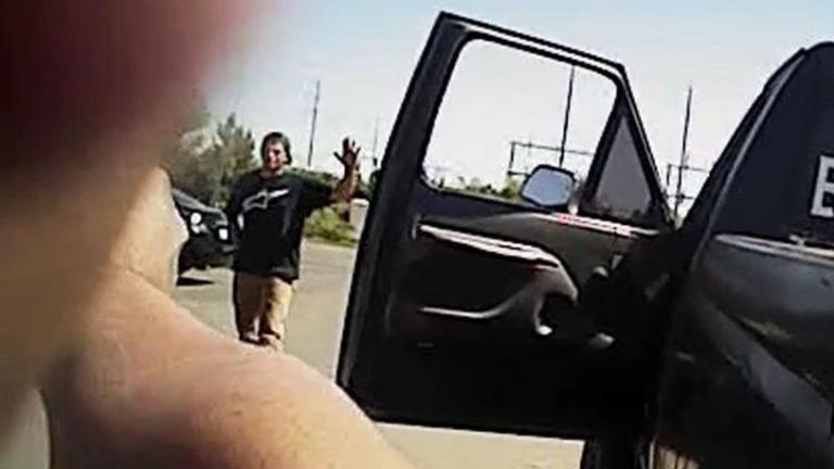Βίντεο Σοκ: Αστυνομικοί πυροβολούν και "αποτελειώνουν" άοπλο νεαρό