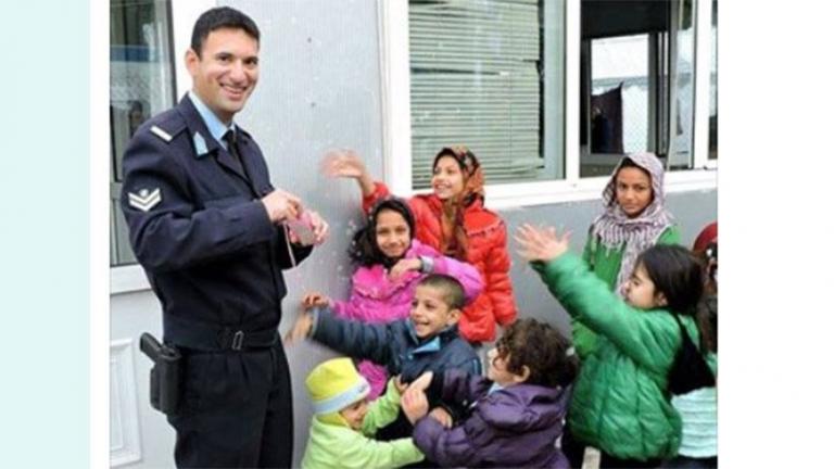 Αστυνομικός για προσφυγόπουλα: Ναι, υπάρχει θέμα μετάδοσης... αγάπης, γέλιου και ανθρωπιάς!