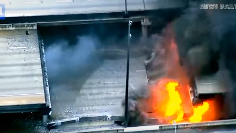 Δείτε το βίντεο με την κατάρρευση τμήματος του αυτοκινητοδρόμου την ώρα που πυροσβέστες προσπαθούν να σβήσουν την πυρκαγιά