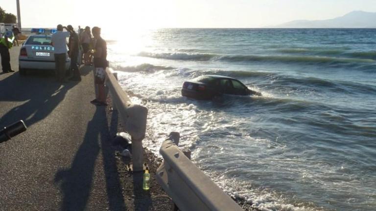 Κόρινθος: ΙΧ έπεσε στη θάλασσα