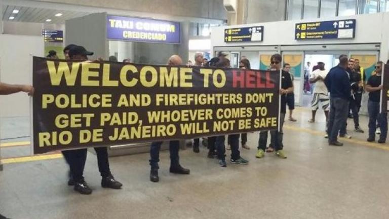 Απίστευτα πανό της Αστυνομία του Ρίο: “Καλώς ήλθατε στην κόλαση – Δεν είστε ασφαλείς!”