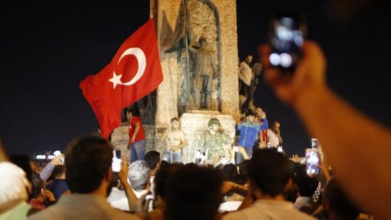Εισβολή στρατιωτών σε CNN Turk και Χουριέτ - Όμηροι εργαζόμενοι (ΒΙΝΤΕΟ)