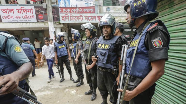 Μπαγκλαντές: Οι αστυνομικές δυνάμεις περικύκλωσαν εμπορικό κτίριο στην πρωτεύουσα Ντάκα
