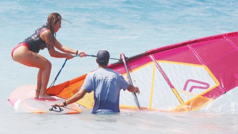 Στα ζόρια του wind surfing η Ευρυδίκη Βαλαβάνη