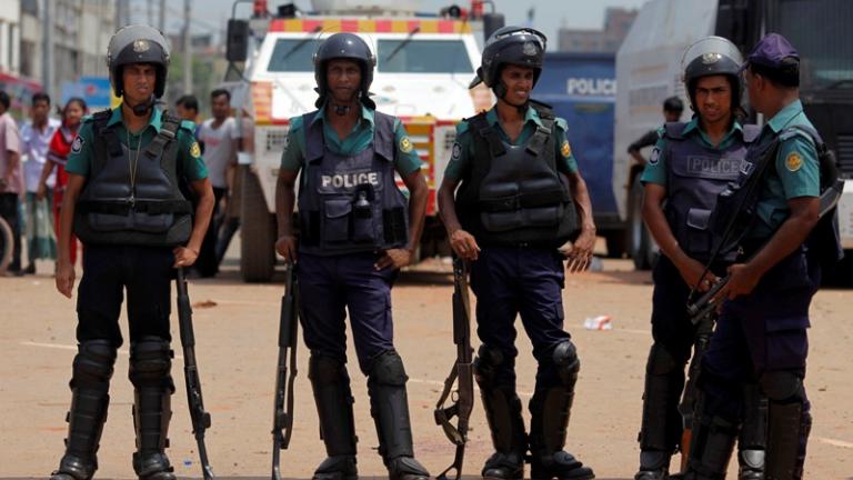 Μπαγκλαντές: Ένας αστυνομικός νεκρός και τουλάχιστον 10 τραυματίες από έκρηξη βόμβας και πυροβολισμούς