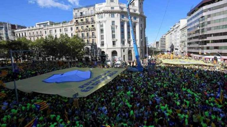 «Αντίο Ισπανία» από περίπου ένα εκατομμύριο Καταλανούς διαδηλωτές στη Βαρκελώνη