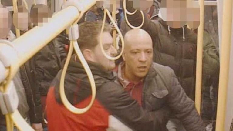 Επίθεση Άγγλων ρατσιστών σε νεαρό, μέσα σε τραμ (ΒΙΝΤΕΟ) 