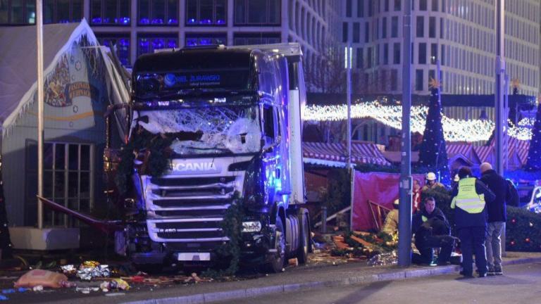 Τρομοκρατική επίθεση στο Βερολίνο σε κατάμεστη αγορά από κόσμο που ψώνιζε και διασκέδαζε για τα Χριστούγεννα- Πάνω από 9 νεκροί,τουλάχιστον 50 τραυματίες-Συνελήφθη ο οδηγός-Σκοτώθηκε ο συνόδηγος (ΦΩΤΟ+ΒΙΝΤΕΟ+LIVE STREAMING - Συνεχής Ενημέρωση)