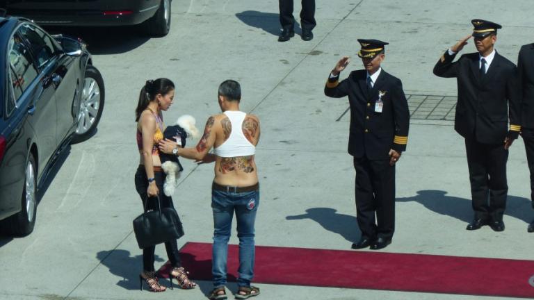 Ο νέος βασιλιάς της Ταϊλάνδης είναι γυμνός! (ΒΙΝΤΕΟ)