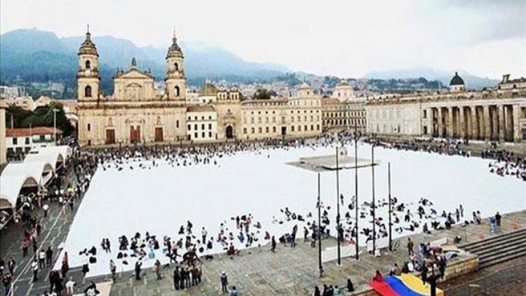 Μπογκοτά: Στα λευκά η πλατεία Μπολιβάρ για τα θύματα της εμφύλιας σύρραξης