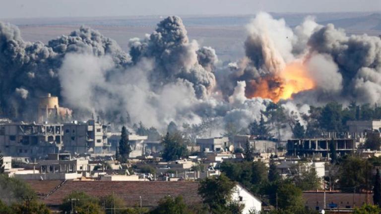 Αεροσκάφη βομβάρδισαν συνοικία της Χομς που ελέγχουν αντάρτες, τουλάχιστον 7 άμαχοι νεκροί