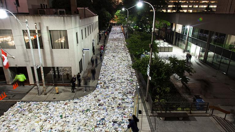 Οι δρόμοι γέμισαν βιβλία