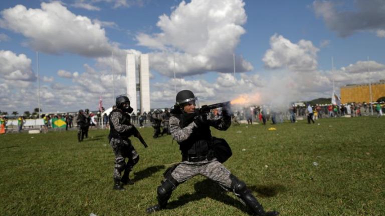 Διαδηλωτές έβαλαν φωτιά σε υπουργείο στη Βραζιλία! (ΦΩΤΟ-ΒΙΝΤΕΟ)