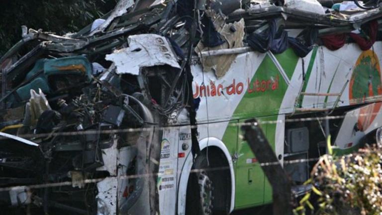 Σύγκρουση λεωφορείου με φορτηγό, 20 νεκροί και 10 τραυματίες