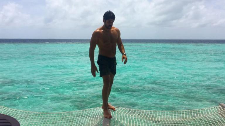 Ο πρωταγωνιστής του Kara Sevda, Burak Ozcivit, στο ταξίδι του μέλιτος 