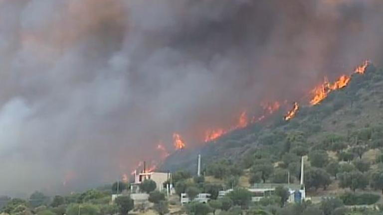 Σε εξέλιξη μεγάλη πυρκαγιά στην Πέτα Κερατέας μία ανάσα από τα σπίτια