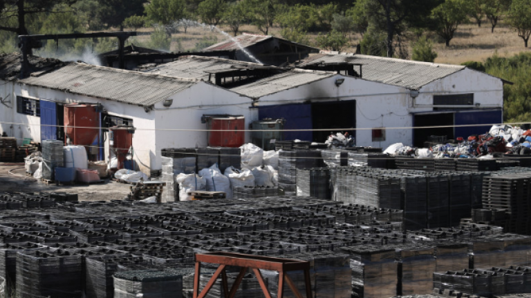 Υπό πλήρη έλεγχο η φωτιά στο εργοστάσιο πλαστικών στην Μαλακάσα-Δύο τραυματίες με εγκαύματα