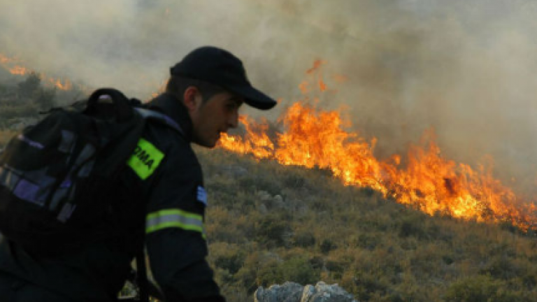 Σε εξέλιξη πυρκαγιά στο Μενίδι δίπλα από την Λ. Τατοΐου