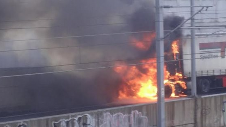 Απορριμματοφόρο καίγεται στην Αττική Οδό στο ύψος της Λ. Δημοκρατίας