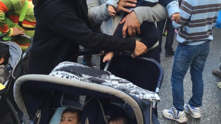 ΣΥΡΙΖΑ Λέσβου κατά κυβέρνησης: Γιατί μεταφέρθηκαν πρόσφυγες με χειροπέδες;