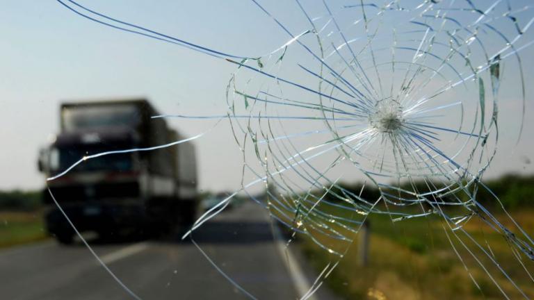 Συνελήφθησαν τέσσερα άτομα που πετούσαν πέτρες σε διερχόμενα οχήματα στην Ιονία Οδό