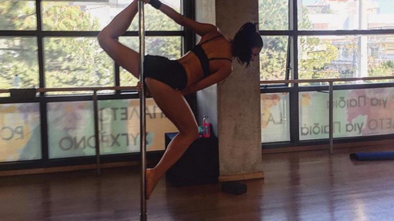 Η μελαχρινή καλλονή με το πάθος του pole dancing