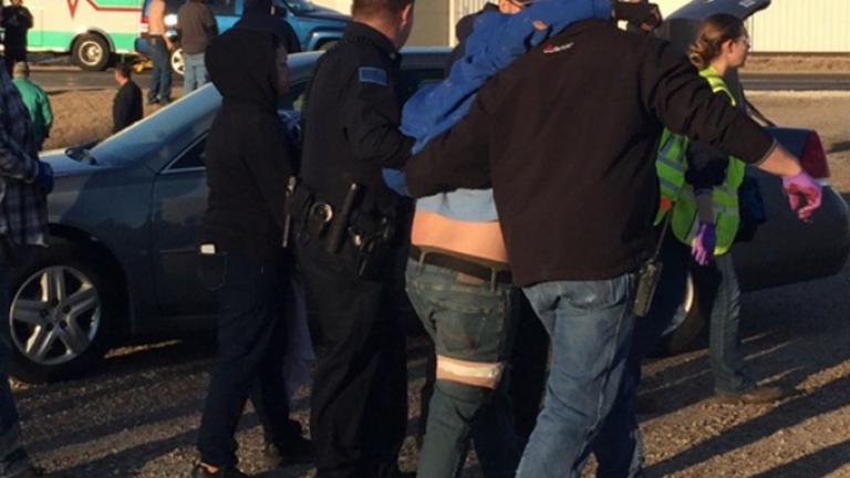 Αυτοπυροβολήθηκε και τραυμάτισε μία γυναίκα όταν έσκυψε να σηκώσει τις κάλτσες του!