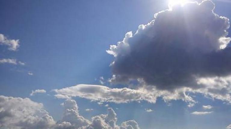 Καιρός: Μικρή πτώση της θερμοκρασίας και πρόσκαιρες βροχές