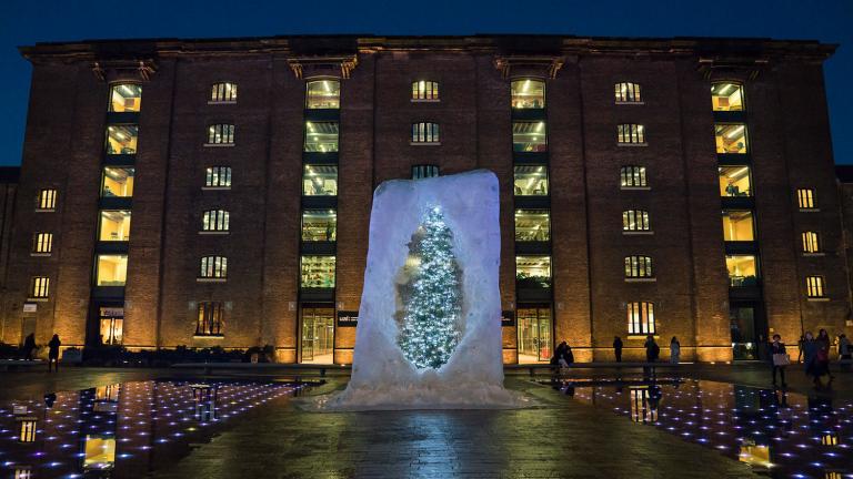 Χριστούγεννα 2016: Ένα χριστουγεννιάτικο δέντρο σ' έναν κύβο από πάγο