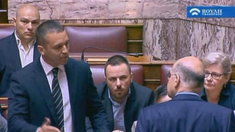 Σκληρή αντιπαράθεση ανάμεσα στον ΣΥΡΙΖΑ και τη ΝΔ με φόντο το πρωτοφανές επεισόδιο με την χειροδικία Κασιδιάρη σε βάρος του Νίκου Δένδια. Σοκ στη Βουλή από τις τραμπούκικες πρακτικές του ακροδεξιού κόμματος- Δείτε τι συνέβη (ΒΙΝΤΕΟ)