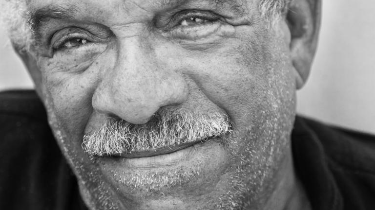 Eίχε τιμηθεί με το βραβείο Νόμπελ Λογοτεχνίας το 1992