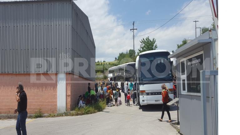 Οι πρώτοι 400 πρόσφυγες έφτασαν στο Δερβένι Θεσσαλονίκης (PHOTO & VIDEO)