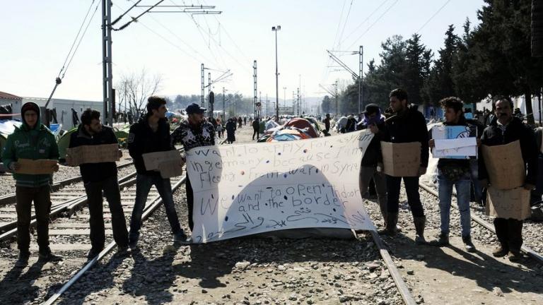 Διαμαρτυρία προσφύγων μπροστά στον φράχτη της ουδέτερης ζώνης Ελλάδας-ΠΓΔΜ 