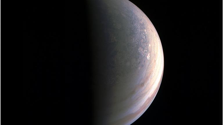 Το διαστημικό σκάφος Juno τράβηξε τις πρώτες φωτογραφίες του βορείου πόλου του Δία
