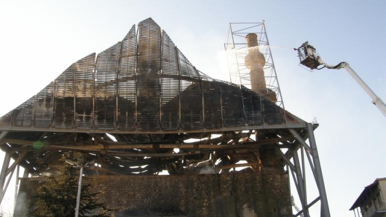 Ανυπολόγιστη η καταστροφή από τη φωτιά στο Τέμενος Βαγιαζήτ στο Διδυμότειχο