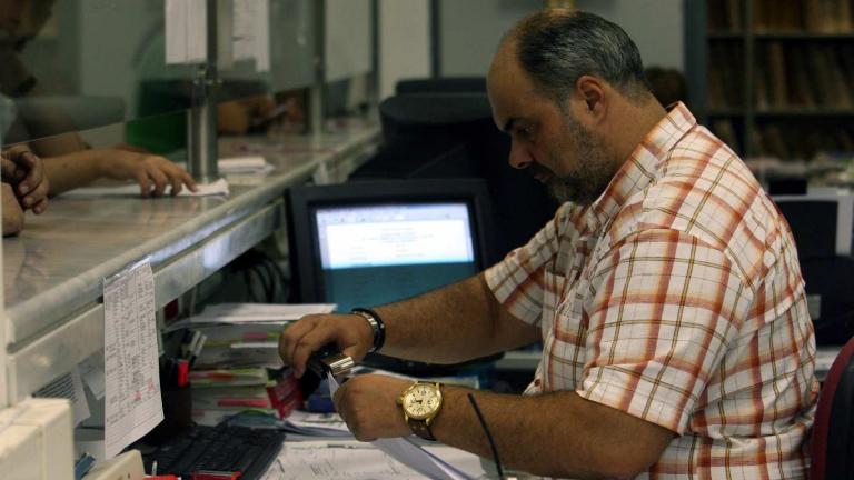 Πλήρη σύνταξη στα 50 για άνδρες δημοσίους υπαλλήλους με ανήλικο παιδί