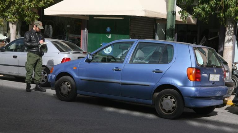 Το πρωί, η δημοτική αστυνομία προέβη στην αφαίρεση πινακίδων από οχήματα που ήταν παράνομα σταθμευμένα