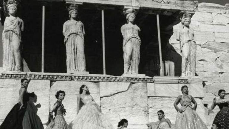 Κι όμως το 1951 το ελληνικό κράτος είχε επιτρέψει στον Christian Dior να κάνει επίδειξη μόδας στον Ιερό Βράχο