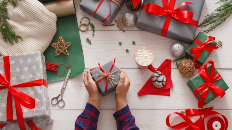 Χριστούγεννα 2016: Πως να τυλίξετε τα δώρα σε 15''