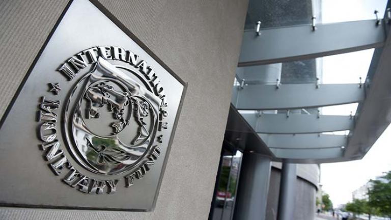 Ο λόγος που το ΔΝΤ επιμένει κάθε τόσο και λιγάκι στην περαιτέρω μείωση του αφορολογήτου στα 5.000 ευρώ