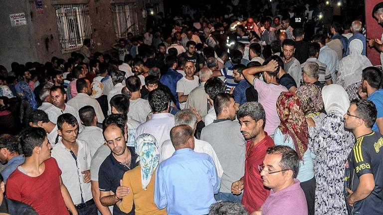 Μακελειό στο Γκαζιάντεπ: «Δολοφόνε Ερντογάν» φώναζαν στις κηδείες των θυμάτων (ΒΙΝΤΕΟ)