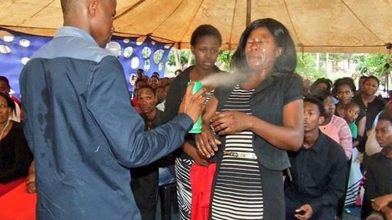 Ν. Αφρική: Ψευδοπροφήτης ψεκάζει πιστούς με εντομοκτόνο... εξορκίζει και υπόσχεται θεραπείες με το φλιτ (ΦΩΤΟ)